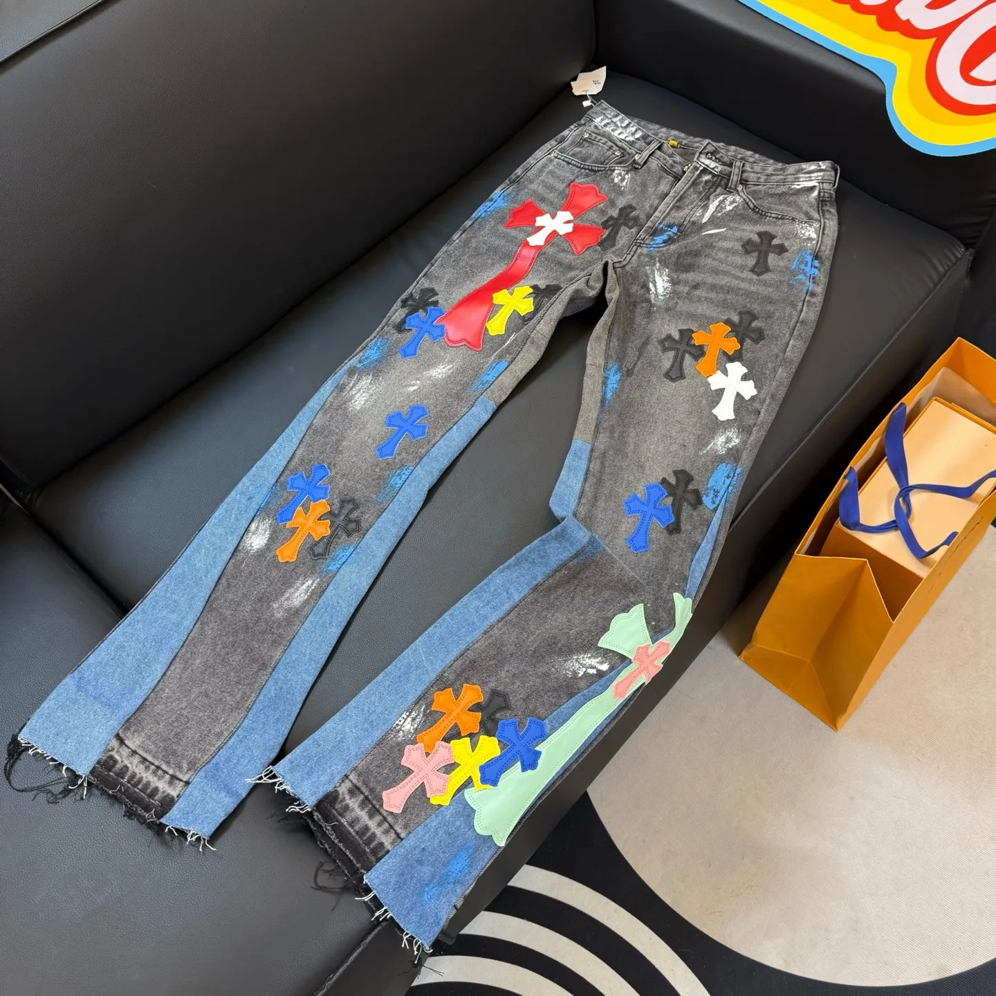 P290 model number: D332 GALLERY DEPT & Chrome hearts co-branded colorful leather cross loose washed flared jeans to truly restore the ultimate vintage texture. Original hardware accessories washed and other elevators, QR code analysis are all purchased from the original factory, high degree of restoration, you are welcome to compare with a certain product~ Three-dimensional version Loose and comfortable, not picky about the body shape Make you taller and slimmer Factory Seiko Original quality control Same style for men and women Can be matched with couples Versatile recommendation Necessary jeans for all seasons Trendy people have been disappointed. From the quality selection of fabrics, the tailoring of details, and the matching of patterns, everything is impeccable! The upper body is so handsome when worn...it can be easily worn by men, women and children! The craftsmanship is made of heavy-duty washed pure cotton denim fabric. After washing, it is soft and thick. It is very stylish when worn. Size: 28, 30, 32, 34, 36 (S-XXL) Color: Stitching Size reference # 28 trouser length 100 waist 72 30 trouser length 102 waist 76 32 trouser length 104 waist 80 34 trouser length 106 waist 84 36 pants length 108 waist circumference 88